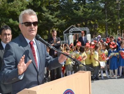 VAHDETTIN ÖZCAN - Çankırı Valisi Özcan, Öğrencilere Cep Telefonu Numarasını Verdi