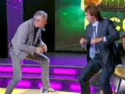 Canlı yayında bir işadamını yumrukla yere serdi 