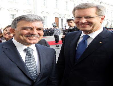 Cumhurbaşkanı Gül, Almanya Cumhurbaşkanlığında Resmi Törenle Karşılandı
