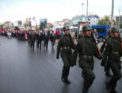 Gaziler Askeri Bando Eşliğinde Yürüdü