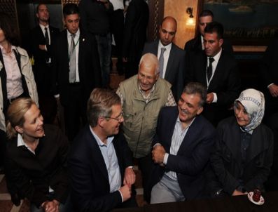 Gül ve Wulff, Türk mahallesinde İnce Belli Bardaktan Çay İçti