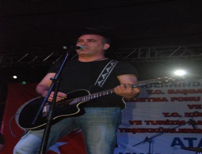 HALUK LEVENT - Haluk Levent Tatilcileri Coşturdu