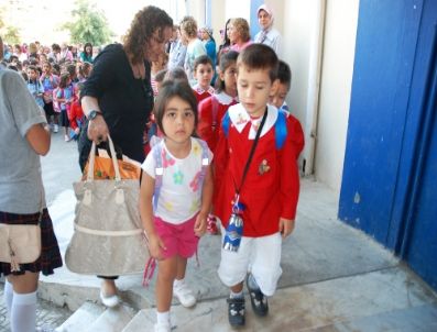 İzmir'de 700 Bin Öğrenci Dersbaşı Yaptı