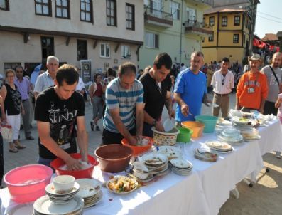 Kadınlar Yemek Yaptı, Erkekler Bulaşık Yıkamak İçin Yarıştı