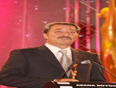 KADİR İNANIR - Kadir İnanır'ın Omuzundaki Hamam Böceği Espri Konusu Oldu