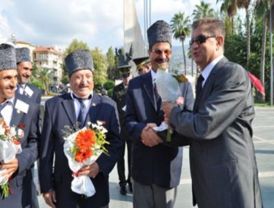 Kaymakam Hulusi Doğan, Gazilere Yemek Verip Çiçek Dağıttı