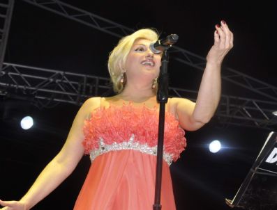 MUAZZEZ ERSOY - Muazzez Ersoy Biga`yı Salladı