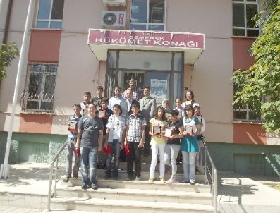 ADNAN TEZCAN - Öğrenciler, Yeni Okullarına Plakatle Uğurladı