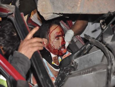 Park Halindeki Kamyona Otomobil Çarptı: 1 Ölü, 1 Ağır Yaralı