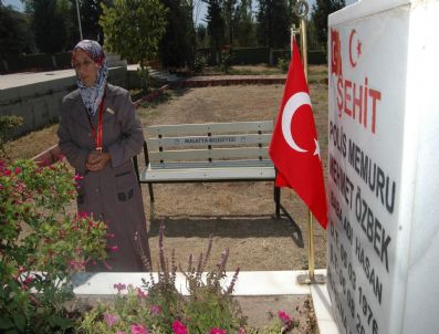 MUSTAFA AVCı - Şehit Annesi Önce Madalyayı Aldı, Ardından Oğlunun Mezarını Ziyaret Etti