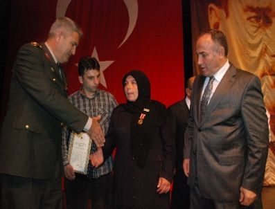 Şehit Polisin Annesine Devlet Ödünç Madalyası Verildi