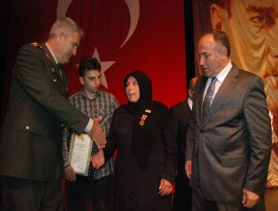 HALIL BAKıRCı - Şehit Polisin Annesine Devlet Ödünç Madalyası Verildi