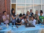 Vali Eşinden Yuva Çocuklarına Doğum Günü Süprizi