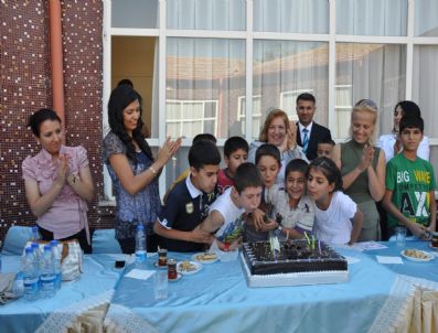 ORHAN BURHAN - Vali Eşinden Yuva Çocuklarına Doğum Günü Süprizi