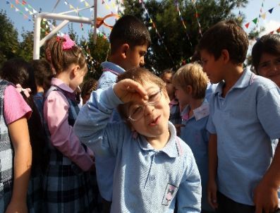 Vali Mutlu ve Topbaş Yeni Eğitim Yılında Öğrencilerin Heyecanını Paylaştı