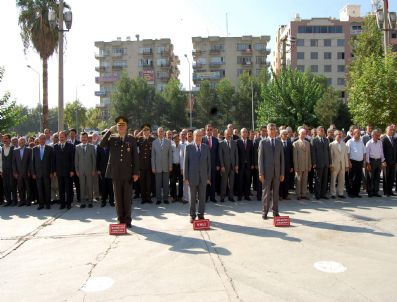 Valilik Önünde Toplu Çelenk Bırakma Töreni
