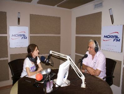 YAVUZ BAHADıROĞLU - Yavuz Bahadıroğlu Torunuyla Radyo Programı Yapıyor