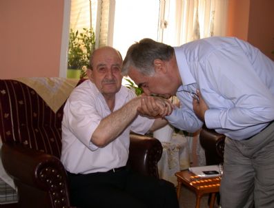 Ak Parti İzmir İl Başkanı Akay’dan Şehit Ailelerine Ziyaret