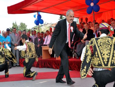 KAZıM ŞAHIN - Belediye İşçilerinin Halk Oyunları Gösterisi