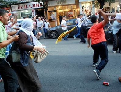 Dünya Barış Günü'nde taşlı sopalı kavga