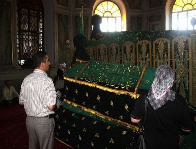 Evliyalar Şehri Bursa`da Türbeler Dolup Taşıyor