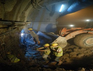 İzmir Metrosu 9 Ay Daha Ertelendi