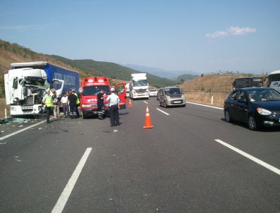 Tır, Kamyona Çarptı: 1 Ölü, 1 Yaralı