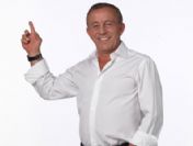 Ali Ağaoğlu hangi şarkıcıya para verdi ?