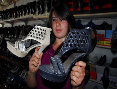 Hakkarili Genç Kızların Ayakkabı Merakı