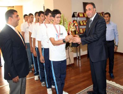 SÜLEYMAN SELMANOĞLU - Halk Oyunlarında Dereceye Giren Öğrenciler Birici'yi Ziyaret Etti