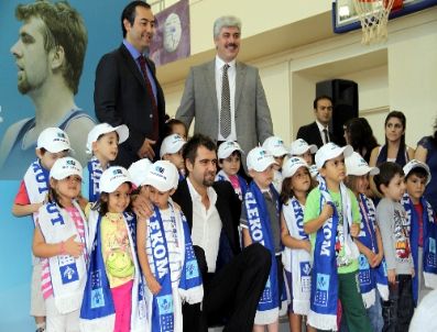 MEHMET OKUR - Mehmet Okur Türk Telekom’a Resmi İmzayı Attı