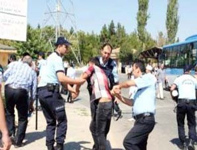 AKALAN - Adliye önünde taşlı sopalı tüfekli kavga