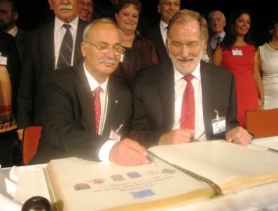 FIKRET AKOVA - Burhaniye İle Hürth Kardeş Şehir Oldu