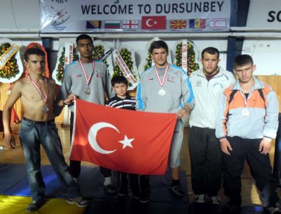 Çan Belediyesi Güreş Kulübü Sporcuları Madalyaya Doymuyor