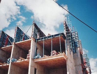 2 işçi 5.kattan yere çakıldı