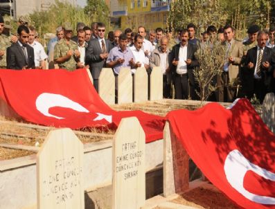 ALI SAĞLAM - Katliamın 24. Yıldönümünde Şehitler Mezarları Başında Anıldı