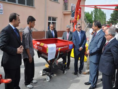 530 Çiftçiye Makine ve Ekipman Desteği Verildi