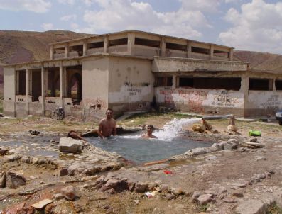 Aksaray'da Metruk Bina Tehlike Oluşturuyor
