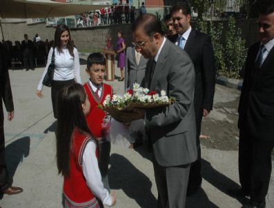 MUAMMER TÜRKER - Hakkari'de İlköğretim Haftası Kutlamaları
