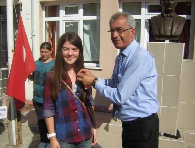 Başarılı Öğrenciye Altın ve Dizüstü Bilgisayar Hediyesi