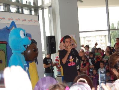 CAILLOU - Caillou ve Ezi Çocukları Eğlendirdi