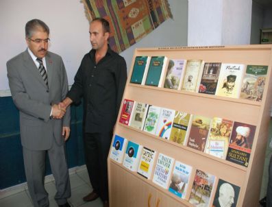 Çay Bahçesine Kitaplık Kuruldu