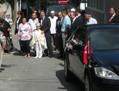 TARABYA KÖŞKÜ - Cumhurbaşkanı Gül, cuma Ççkışı sünnet çocuğuna altın taktı