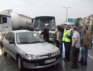 D 100 KARAYOLU - Kocaeli`de Yağmur Hayatı Felç Etti