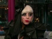 Lady Gaga TV'de kağıt yedi