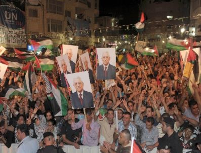 YASER ARAFAT - Mahmud Abbas`ın Konuşmasını Ramallah`ta Binlerce Kişi Dinledi