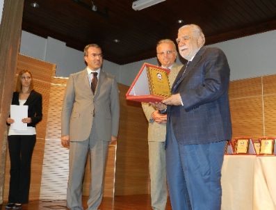 ORHAN TAŞANLAR - Nallıhan Meslek Yüksek Okulu Açılmasına Katkı Sağlayanlara Plaket