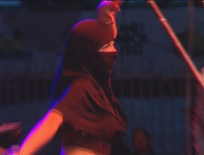 Rock Konserinde Kara Çarşaflı Dansöz