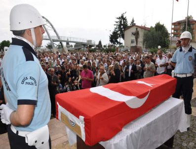 SELAHATTİN KARAAHMETOĞLU - Şanlıurfa`da İntihar Eden Kaymakam Giresun`da Toprağa Verildi