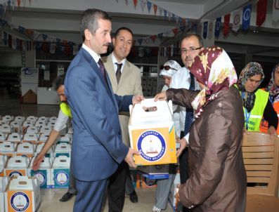 Şefkat Mağazasında Et Dağıtımı Sevinci